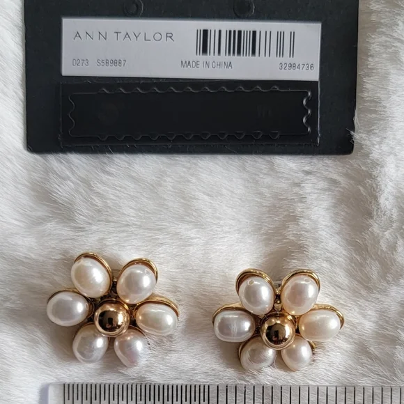 Ann Taylor Daisy Pearlized Stud Earrings NWT - Picture 2 of 3